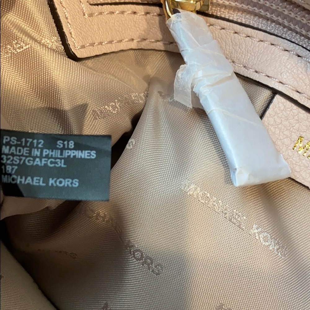 NWOT Michael Kors Soft Leather Crossbody Bag. - Picture 3 of 16